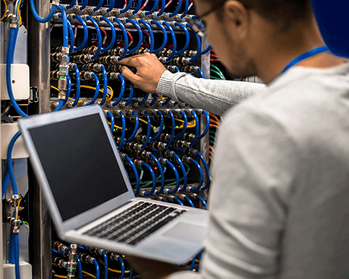 Homem fazendo manutenção na rede do datacenter.